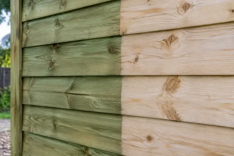 Comparaison entre des planches en bois autoclave et un abri de jardin bois 5m2 brut