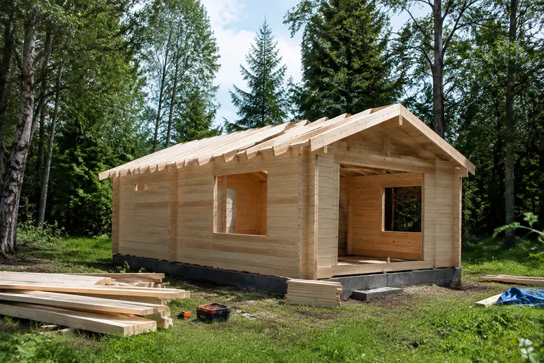 Cabane insolite en kit en cours de montage sur un terrain naturel boisé