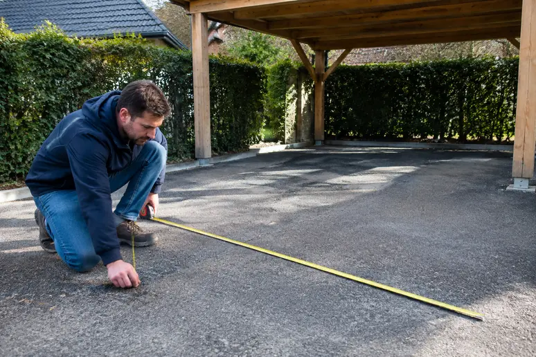 Mesure au sol de l'emplacement futur pour installer un carport bois de dimensions adaptées
