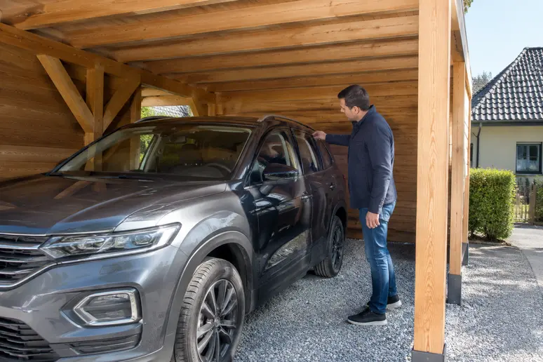 Test de stationnement sous un carport bois pour vérifier l'espace disponible avant achat