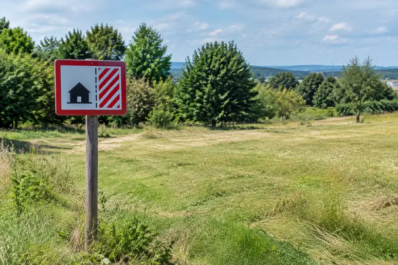 Parcelle de terrain naturel et boisé en zone rurale soumise au Plan Local d'Urbanisme