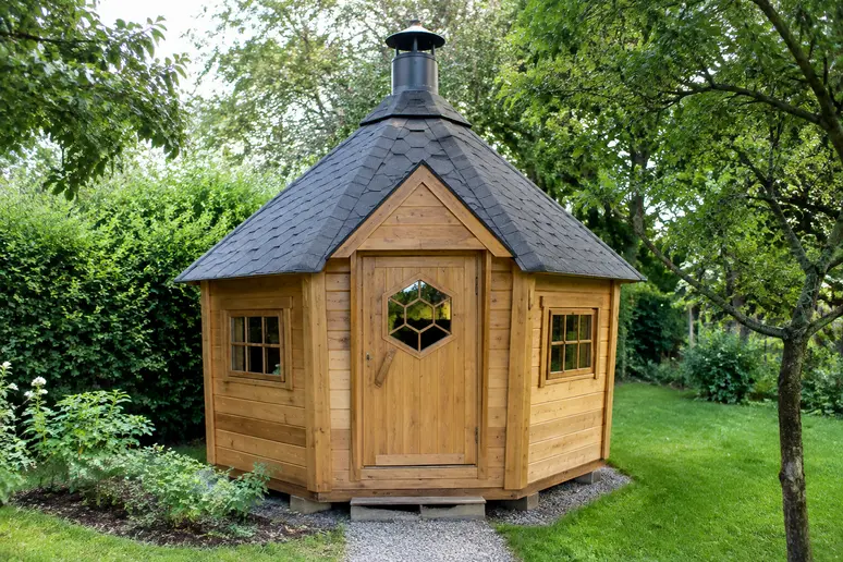 Un kota finlandais installé dans le jardin pour les repas et les grillades en extérieur