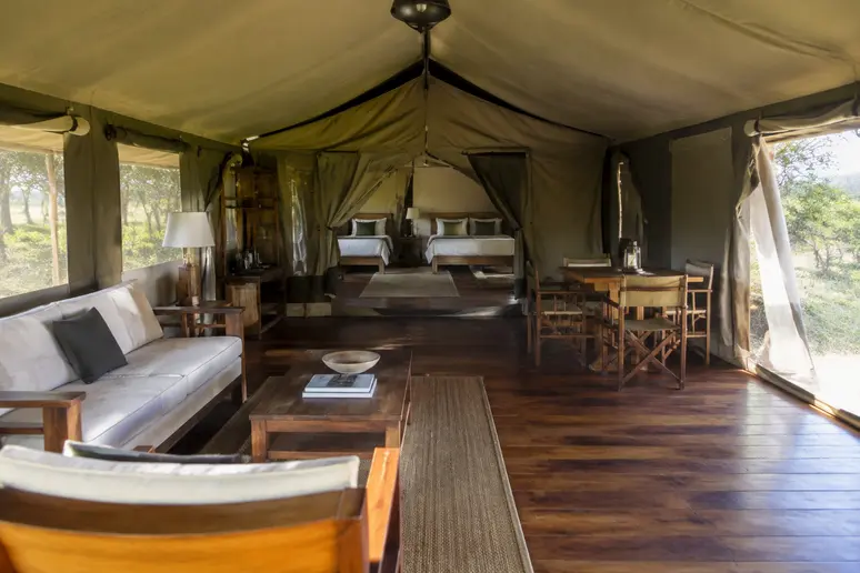 Interieur d une tente lodge de camping avec chambres separees et plancher en bois
